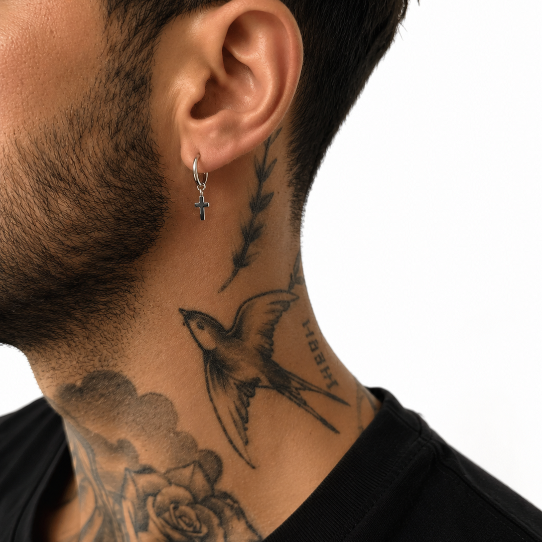Noir Cross Hoops ανδρικά σκουλαρίκια κρίκοι από ανοξείδωτο ατσάλι με μικρό μαύρο σταυρό σε λευκό φόντο