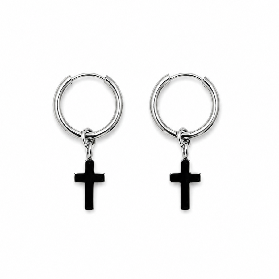 Noir Cross Hoops ανδρικά σκουλαρίκια κρίκοι από ανοξείδωτο ατσάλι με μικρό μαύρο σταυρό σε λευκό φόντο.