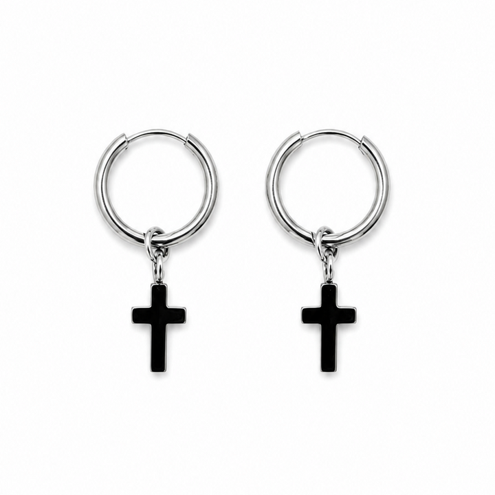 Noir Cross Hoops ανδρικά σκουλαρίκια κρίκοι από ανοξείδωτο ατσάλι με μικρό μαύρο σταυρό σε λευκό φόντο.