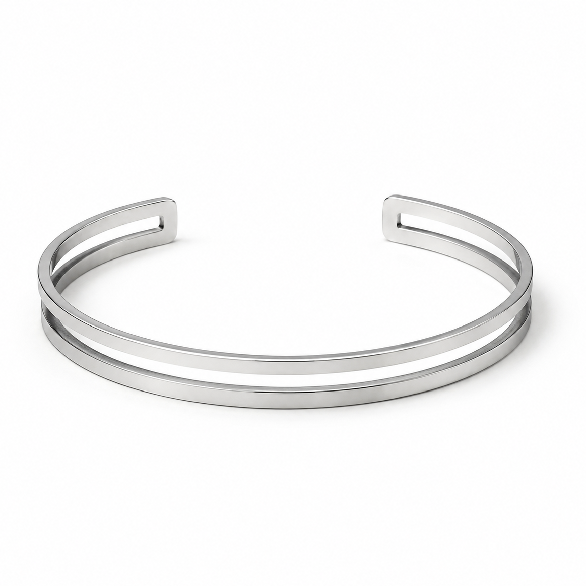 Ανδρικό ασημί cuff βραχιόλι Double Line με διπλή γραμμή και minimal σχεδιασμό, φορεμένο σε αντρικό καρπό.