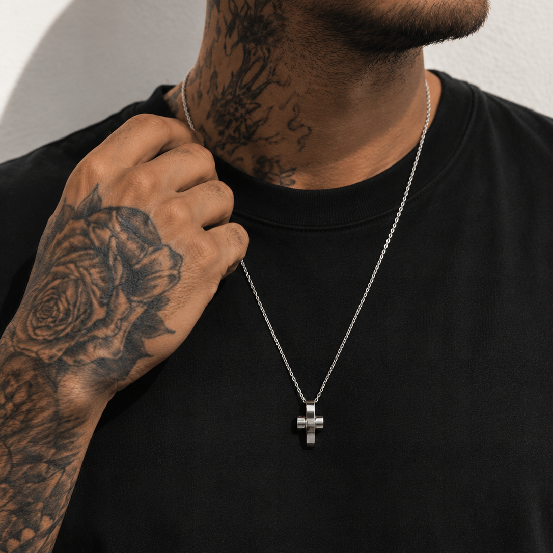 Nova Cross Silver Necklace – Ανδρικό ατσάλινο κολιέ με minimal σταυρό από ανοξείδωτο ατσάλι 316L.